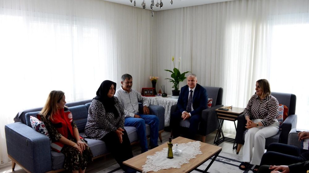 CEYHAN KAYMAKAMI RAMAZAN KURTYEMEZ’DEN ŞEHİT AİLELERİNE ZİYARET