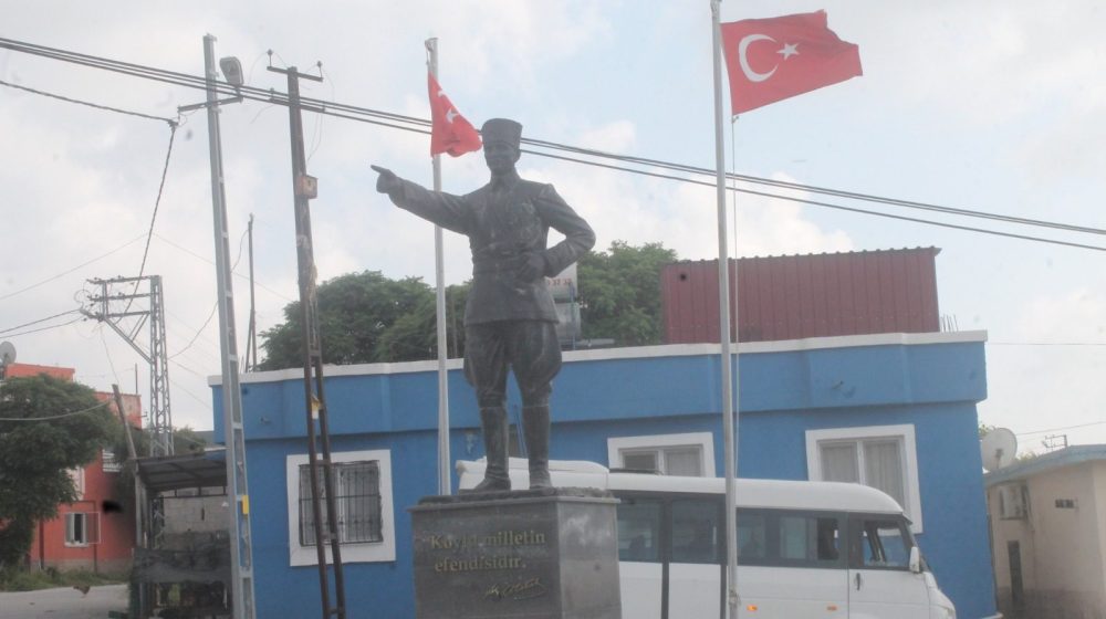 ADANA BÜYÜKŞEHİR’DEN YEŞİLKÖY’E ATATÜRK HEYKELİ: MAHALLEYE İHTİŞAM KATTI!
