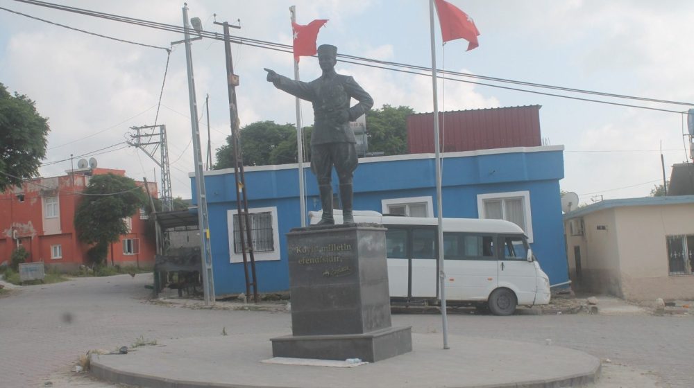 ADANA BÜYÜKŞEHİR’DEN YEŞİLKÖY’E ATATÜRK HEYKELİ: MAHALLEYE İHTİŞAM KATTI!