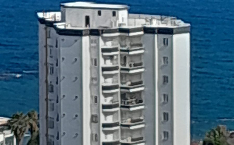 İLÇEDE SAHİLE YAKIN YÜKSEK KATLI BİNALARIN VARLIĞI İÇİMİ AÇITIYOR