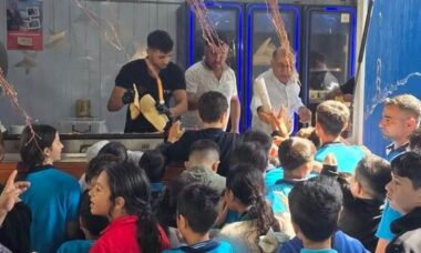Yumurtalık Belediye Başkanı Erdinç Altıok, öğrencilere döner-ayran ikram etti