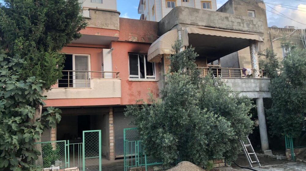 Yumurtalık ilçesinde bir konut çıkan yangında tamamen kullanılamaz hale geldi