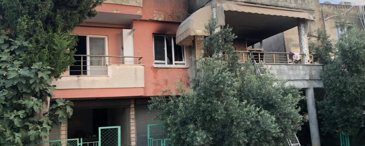 Yumurtalık ilçesinde bir konut çıkan yangında tamamen kullanılamaz hale geldi