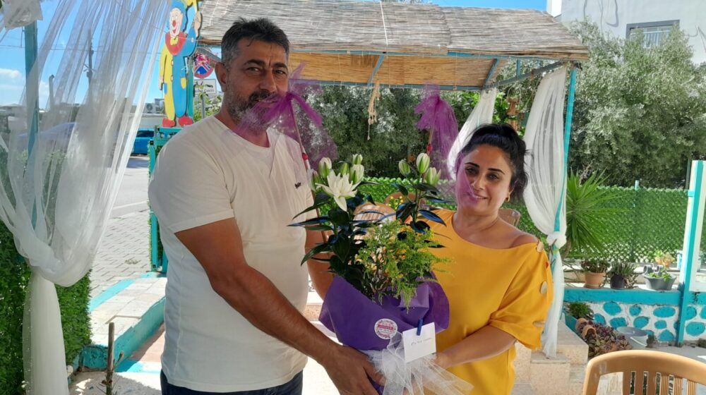 ŞAMİL TATLISOY’DAN DENİZİN KIZLARINA ANLAMLI ÇİCEK