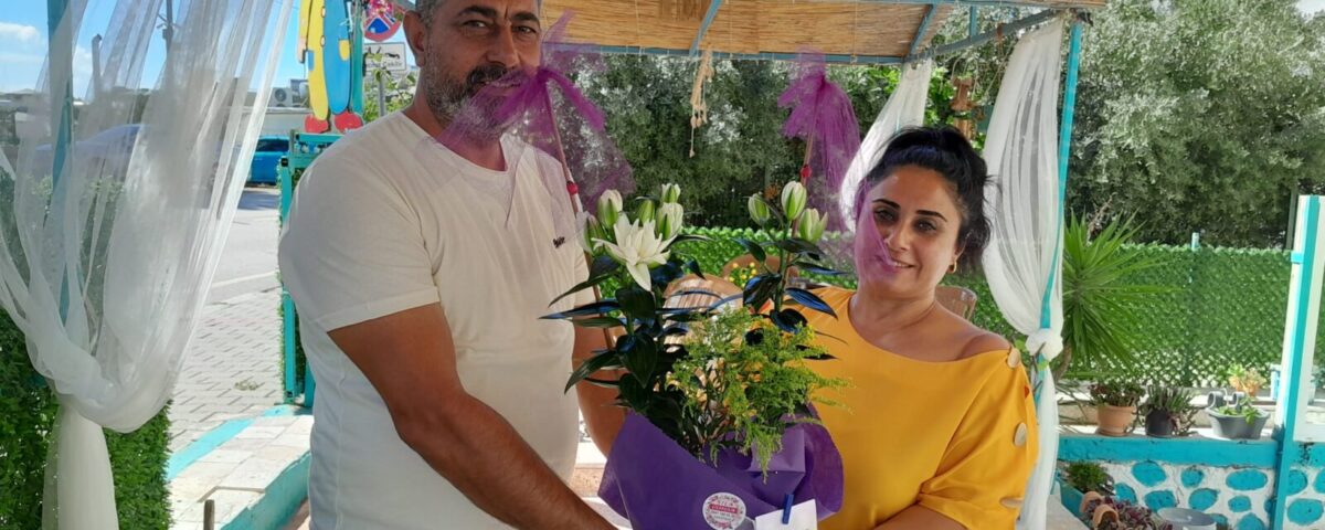 ŞAMİL TATLISOY’DAN DENİZİN KIZLARINA ANLAMLI ÇİCEK