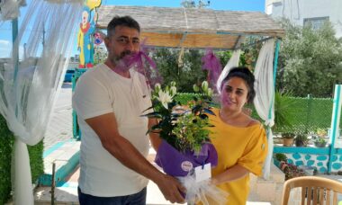 ŞAMİL TATLISOY’DAN DENİZİN KIZLARINA ANLAMLI ÇİCEK